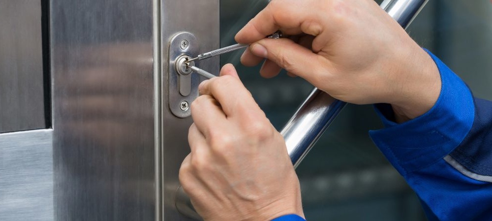 unlocking door locksmith